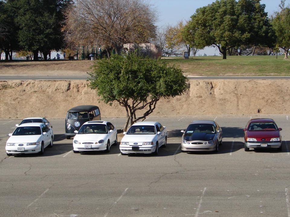 1992 Ford Taurus sedans parked in a lot, front view