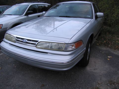 1991 Ford LTD Crown Victoria - Front view of a silver 1991 Ford Crown Victoria LTD parked outdoors.