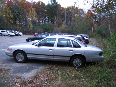 1991 Ford LTD Crown Victoria - Side view of a silver 1991 Ford Crown Victoria LTD in a parking lot during autumn.