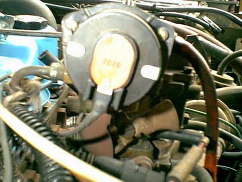 1983 Ford Bronco - here is the electric choke. it was connected to a dead power wire.