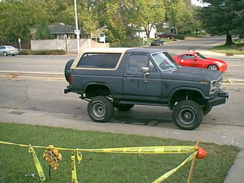 1983 Ford Bronco - Here is the pass side view of the 33" tires.