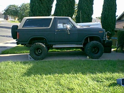 1983 Ford Bronco - here is a second view of the 35s in place.