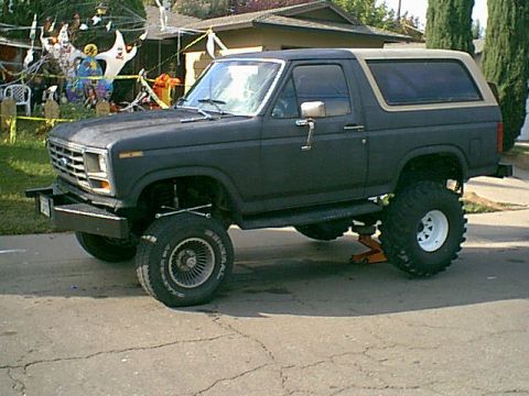 1983 Ford Bronco - Here she is getting the rear shoes on. big difference.