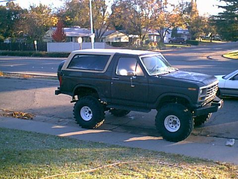 1983 Ford Bronco - Here she is with all 4 new shoes on.