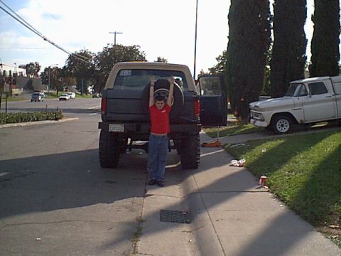 1983 Ford Bronco - Thes add some heigth to the bronco. i barly see Joshs hands over the spare tire.