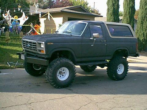 1983 Ford Bronco - here she is from the drivers side with her new shoes.