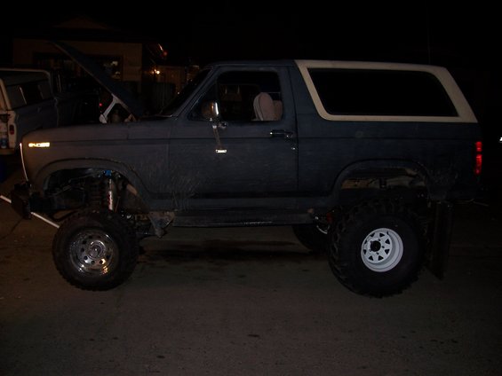 well i found the 40s are too tall to smog. so i traded the 33" for a set of 31 stock size tires and rims. so the next few pictures were going from 40s to the 31s.