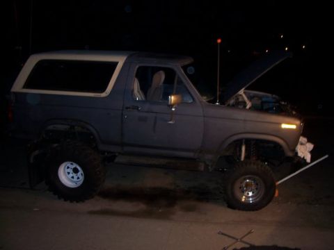 1983 Ford Bronco - here she is with the 31s on the front and 40s on the rear.