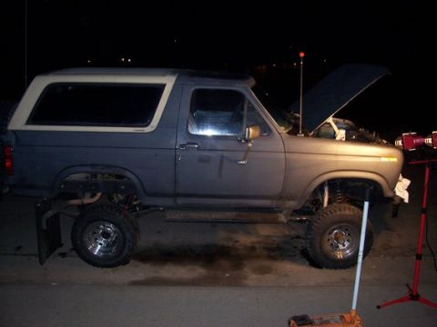1983 Ford Bronco - another view of 31s all the way around.