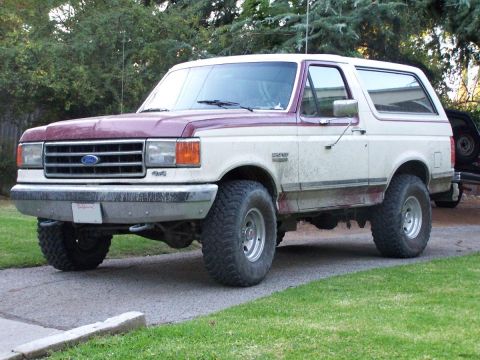 1990 Ford Bronco - Front/side, 33s, no running boards, tow loops