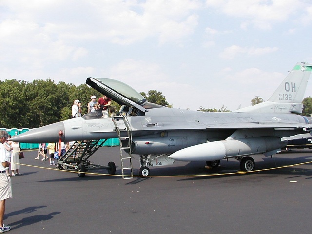 F-16 Fighting Falcon. This is what the Thunderbirds fly.  Much louder than the Blue Angels F/A-18 Hornet's. :-)