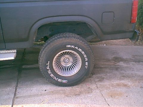 1983 Ford Bronco - this is how the rear end looks from the side befor i done anything.