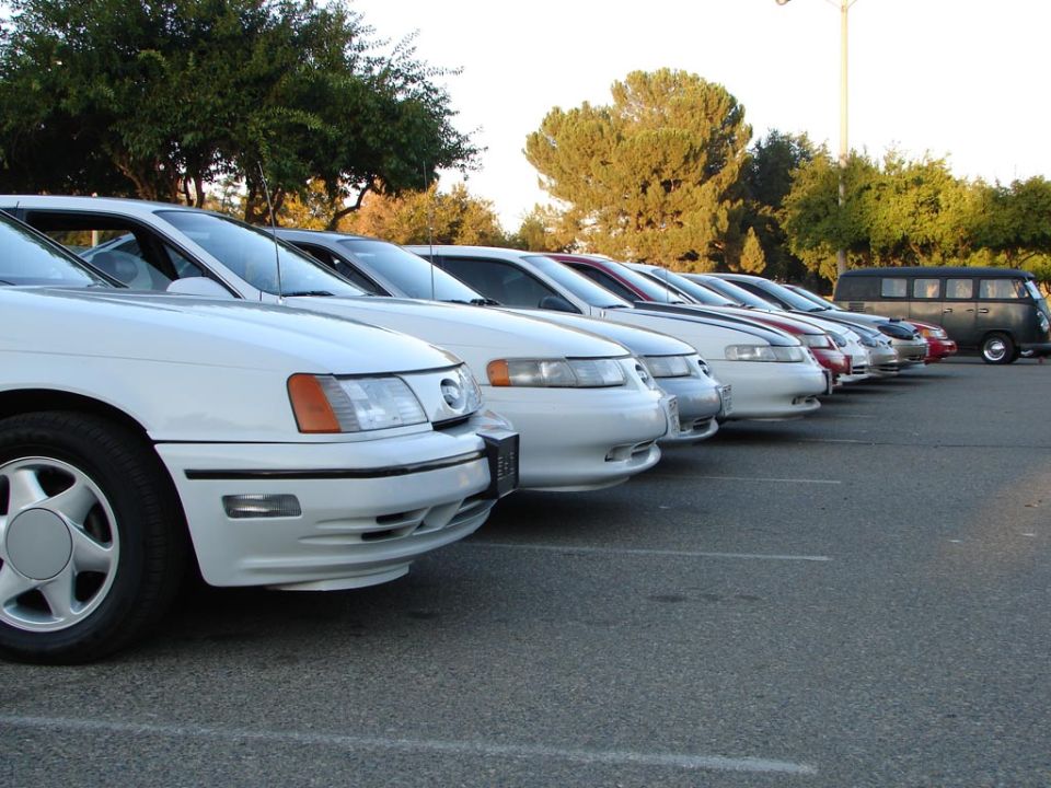 1992 Ford Taurus sedans parked in a row, with a dark van in the background