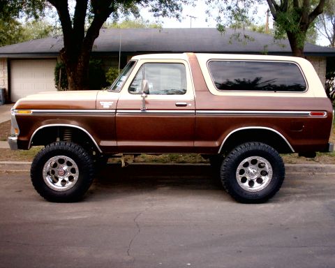 1979 Ford Bronco - Side view of a lifted 1978 Ford Bronco with two-tone paint and chrome wheels.