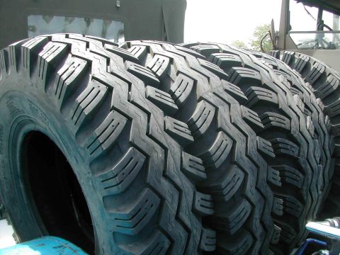 1989 Ford Bronco - Several large, aggressive off-road tires are shown in detail, with a watermark visible at the bottom right.
