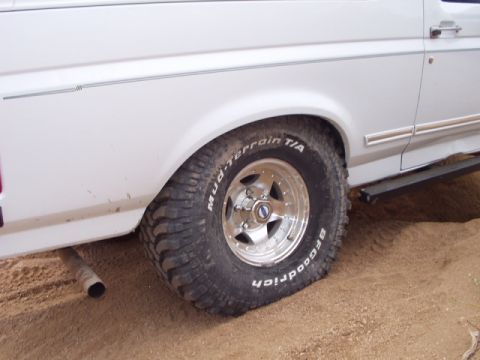 1993 Ford Bronco - stuffing the 35s in the rear