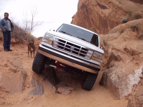 1993 Ford Bronco - a tight spot for a full size to get through at the end of hells revenge