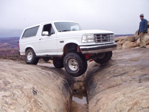 1993 Ford Bronco - my ttb flexing like a hummer in the crack