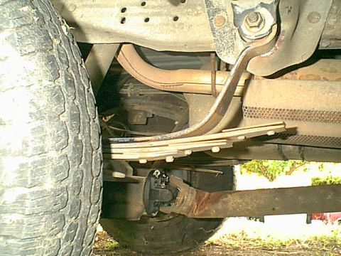 1983 Ford Bronco - ok why i got this? well she was hit hard in the rear end. how hard look at the rear leaf spring and the drives shaft.