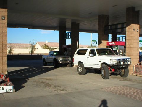 1993 Ford Bronco - meeting up at the gas station