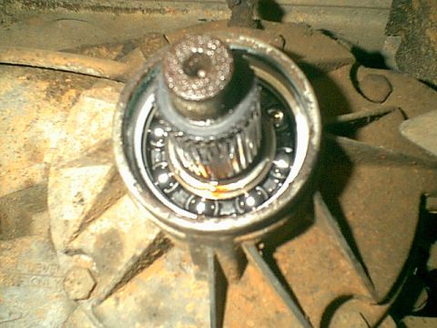 1983 Ford Bronco - Here is the output shaft for the NP208. it is 32 spline shaft. this was just after i removed the yoke and the old seal.