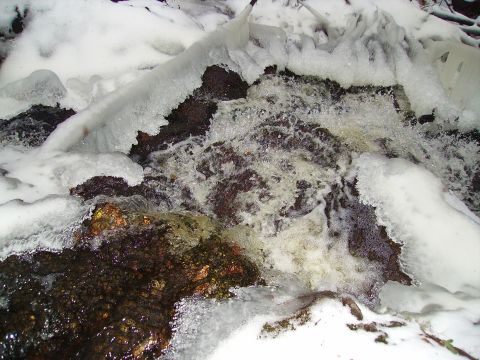 2000 Chevrolet Tahoe - A frozen stream with white water and ice formations. The Supermotors.net logo is visible in the lower right corner.