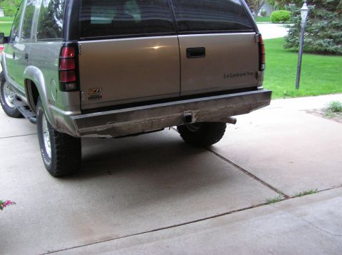 2000 Chevrolet Tahoe - The rear view of a 2000 Chevrolet Tahoe shows its heavy-duty bumper and tow hitch.