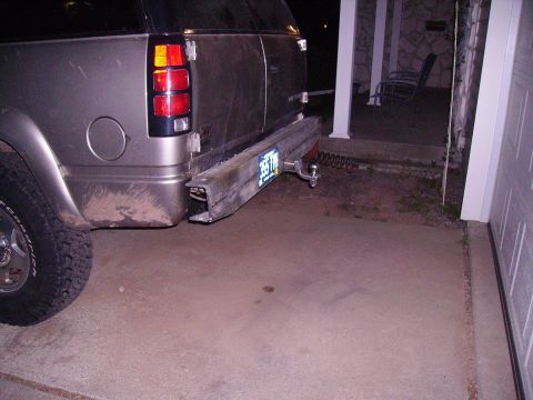 2000 Chevrolet Tahoe - Rear view of a 2000 Chevrolet Tahoe, showing its bumper, trailer hitch, and license plate.