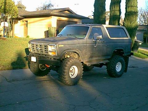 1983 Ford Bronco - here is another view out on the street.