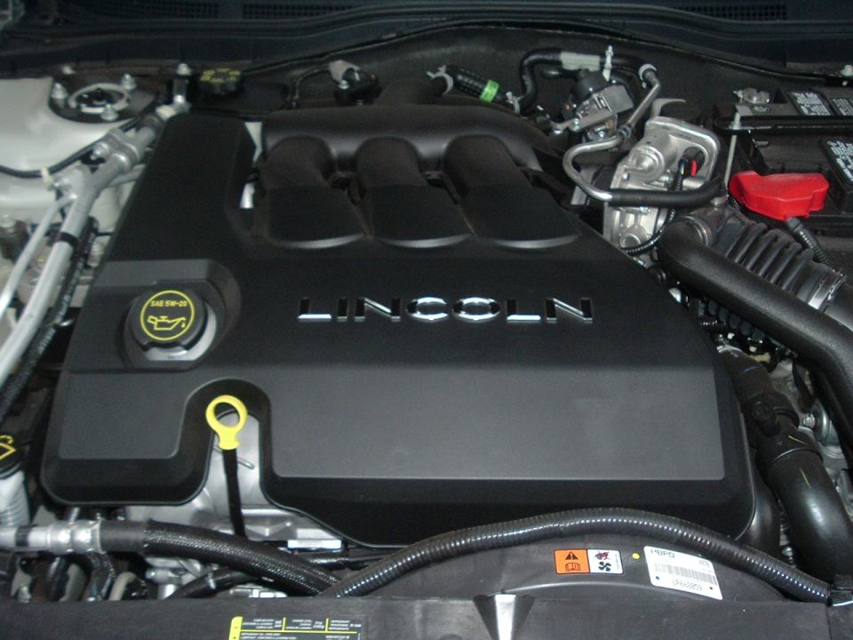 Black Lincoln-badged V6 engine cover in a clean engine bay