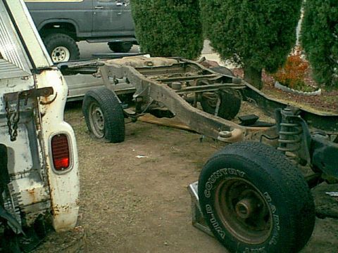 1983 Ford Bronco - here is view of the rear end. you can see whaere the spring hanger tore and the spring and tire gave way.