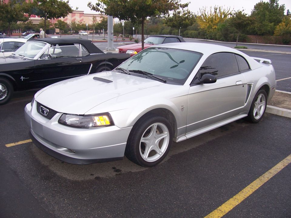 Silver 2002 Ford Mustang coupe parked, 3q-front view