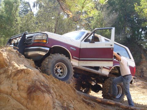 1989 Ford Bronco - Flamudslinger trying to get back into his truck. LOL