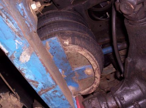 1995 Ford Bronco - Close-up view of an air suspension bellows mounted to a blue bracket.