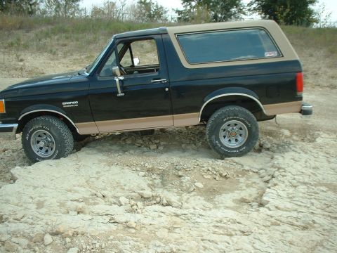 1988 Ford Bronco - daniel and i flexin out in the quarry