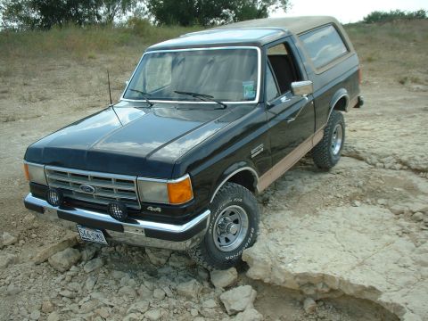 1988 Ford Bronco - passenger side flex, this thing flexes pretty good, the upgraded shocks helped a lot