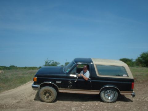 1988 Ford Bronco - wes and daniel flexin again, the bronco flexes better than the ranger!!!
