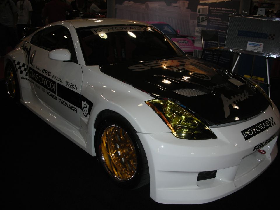 White Nissan 350Z with gold wheels and Koyorad livery on display