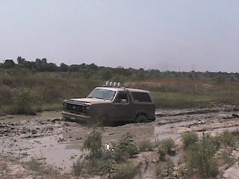 1988 Ford Bronco - churnin through the mud