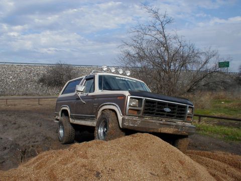 1988 Ford Bronco - MuddyBronco13 3 inch body lift 33 inch tires roof mounted light bar kickin sound system