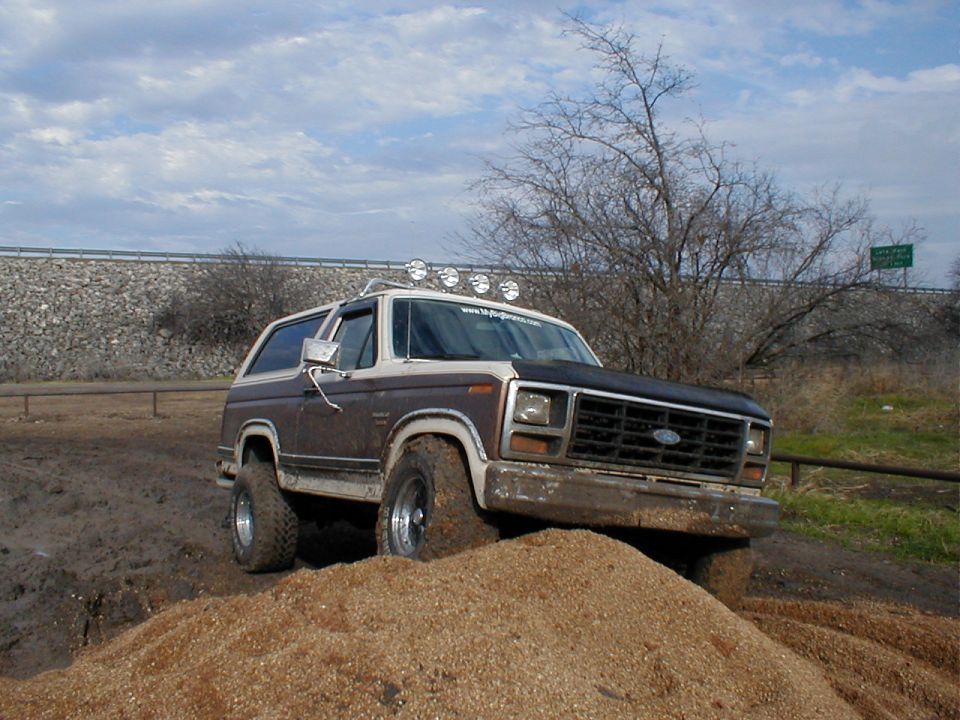 MuddyBronco13
3 inch body lift
33 inch tires
roof mounted light bar 
kickin sound system
