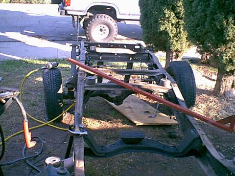 1983 Ford Bronco - ok the rear fuel tank is out now. Time to make the frame disapear