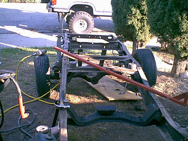 ok the rear fuel tank is out now. Time to make the frame disapear