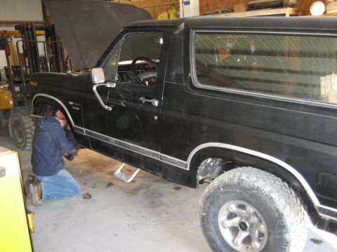 1986 Ford Bronco - Taking apart the front end