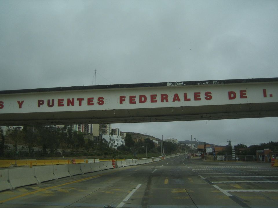 Overhead gantry reading Y Puentes Federales spanning an empty highway