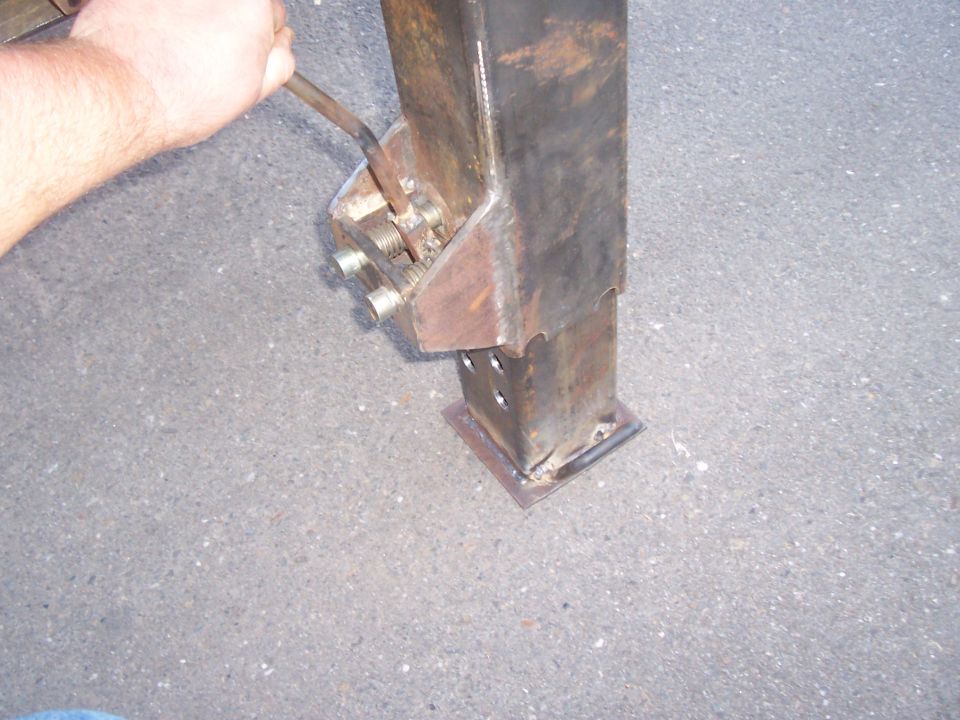 An easy pull of this handle will drop the "drop leg" down to the ground. Releasing the handle will lock it in place in 7/8 of an inch incraments