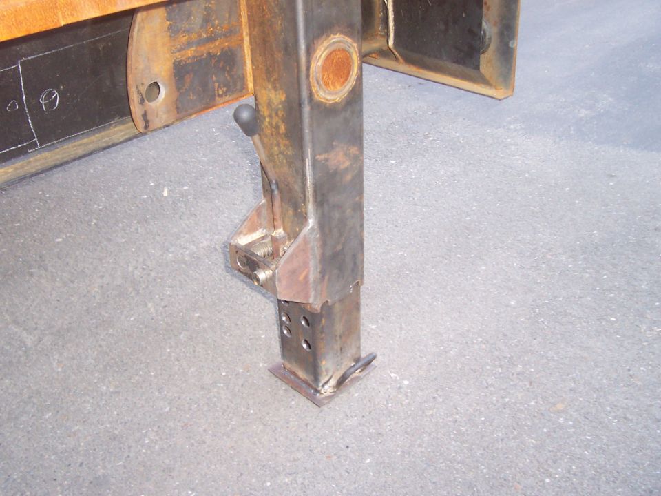 rear support jack dropped to ground, and locked in place.
There is a locking position every 7/8 of an inch on the "drop leg"