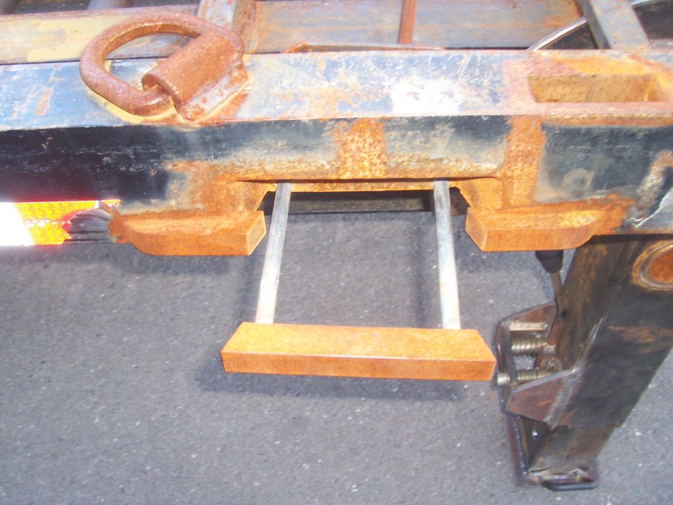 Rear support jack release locking handle pulled out to the "unlocked" position
