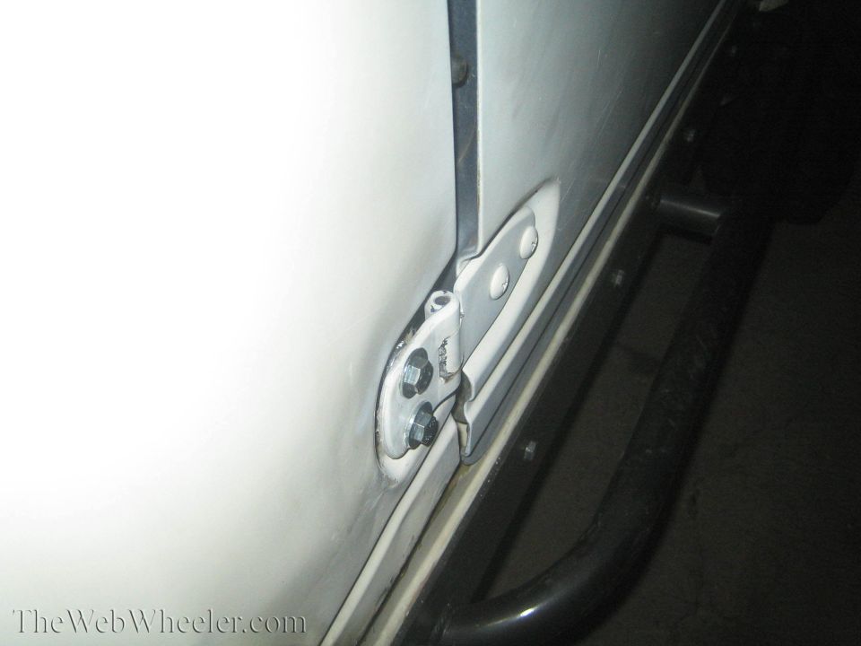White vehicle door hinge and black side step