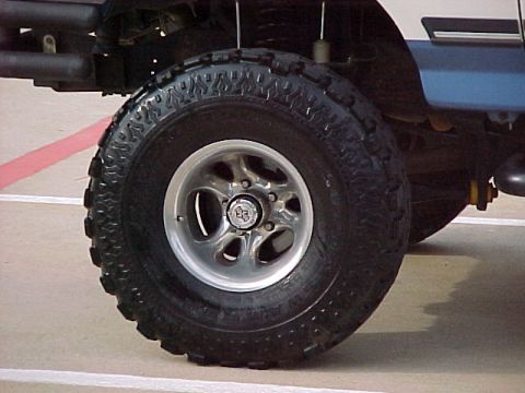 1990 Ford Bronco - CLOSEUP WHEEL & TIRE